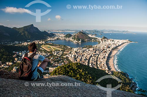  Turista observando a vista da Lagoa a partir do Morro Dois Irmãos  - Rio de Janeiro - Rio de Janeiro (RJ) - Brasil