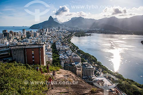  Vista do bairro de Ipanema com o Morro Dois Irmãos ao fundo a partir da trilha do Morro do Cantagalo  - Rio de Janeiro - Rio de Janeiro (RJ) - Brasil