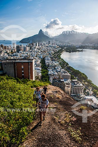  Vista do bairro de Ipanema com o Morro Dois Irmãos ao fundo a partir da trilha do Morro do Cantagalo  - Rio de Janeiro - Rio de Janeiro (RJ) - Brasil