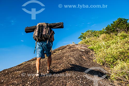  Montanhista na trilha do Morro do Cantagalo  - Rio de Janeiro - Rio de Janeiro (RJ) - Brasil