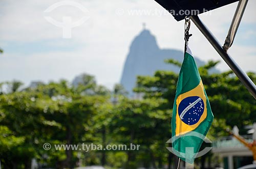  Detalhe da bandeira do Brasil em barco no Iate Clube do Rio de Janeiro com o Cristo Redentor ao fundo
  - Rio de Janeiro - Rio de Janeiro (RJ) - Brasil