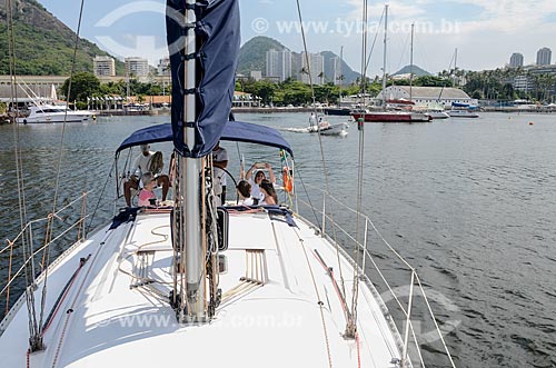  Vista de convés de barco com o Iate Clube do Rio de Janeiro ao fundo  - Rio de Janeiro - Rio de Janeiro (RJ) - Brasil