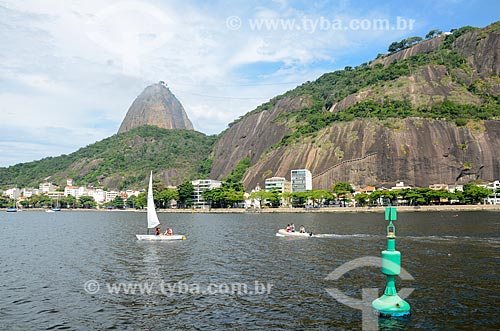  Veleiro na Baía de Guanabara com o Pão de Açúcar ao fundo  - Rio de Janeiro - Rio de Janeiro (RJ) - Brasil