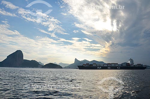  Navio cargueiro na Baía de Guanabara com o Pão de Açúcar e Cristo Redentor ao fundo  - Rio de Janeiro - Rio de Janeiro (RJ) - Brasil
