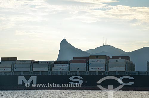  Navio cargueiro na Baía de Guanabara com o Cristo Redentor ao fundo  - Rio de Janeiro - Rio de Janeiro (RJ) - Brasil