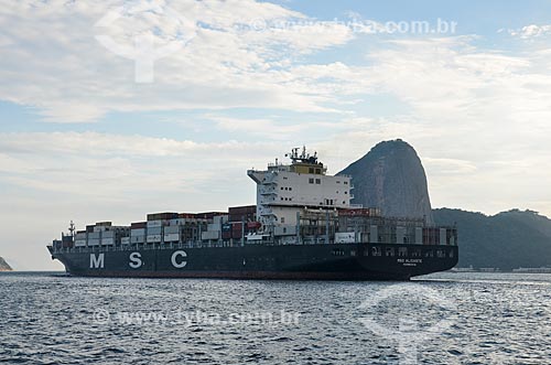  Navio cargueiro na Baía de Guanabara com o Pão de Açúcar ao fundo  - Rio de Janeiro - Rio de Janeiro (RJ) - Brasil