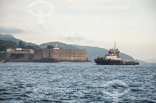  Rebocador na Baía de Guanabara com a Fortaleza de Santa Cruz da Barra (1612) ao fundo  - Rio de Janeiro - Rio de Janeiro (RJ) - Brasil