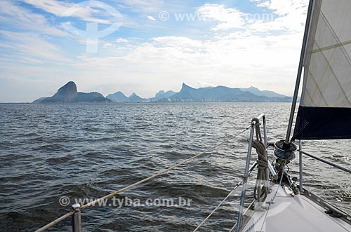  Vista de proa de barco na Baía de Guanabara com o Pão de Açúcar ao fundo  - Rio de Janeiro - Rio de Janeiro (RJ) - Brasil