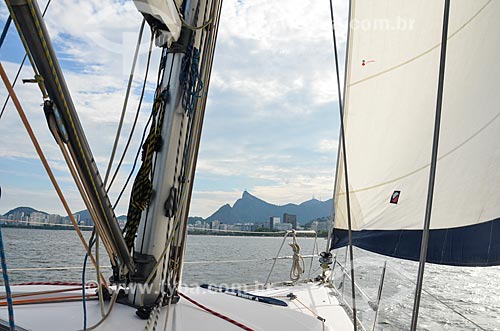  Vista de proa de barco na Baía de Guanabara com o Cristo Redentor ao fundo  - Rio de Janeiro - Rio de Janeiro (RJ) - Brasil