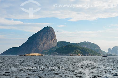  Forte Tamandaré da Laje (1555) na Baía de Guanabara com o Pão de Açúcar ao fundo  - Rio de Janeiro - Rio de Janeiro (RJ) - Brasil