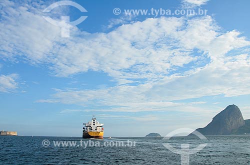  Navio cargueiro na Baía de Guanabara com o Pão de Açúcar ao fundo  - Rio de Janeiro - Rio de Janeiro (RJ) - Brasil