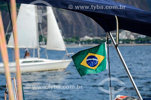  Detalhe da bandeira do Brasil em barco na Baía de Guanabara  - Rio de Janeiro - Rio de Janeiro (RJ) - Brasil