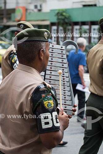  Músico da banda do Primeiro Batalhão de Guardas do Ministério do Exército com um metalofone em forma de Lira durante a procissão em celebração à São Jorge  - Rio de Janeiro - Rio de Janeiro (RJ) - Brasil
