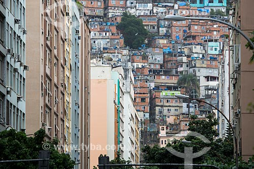  Vista dos edifícios da Rua Raul Pompéia com favela Pavão Pavãozinho ao fundo  - Rio de Janeiro - Rio de Janeiro (RJ) - Brasil