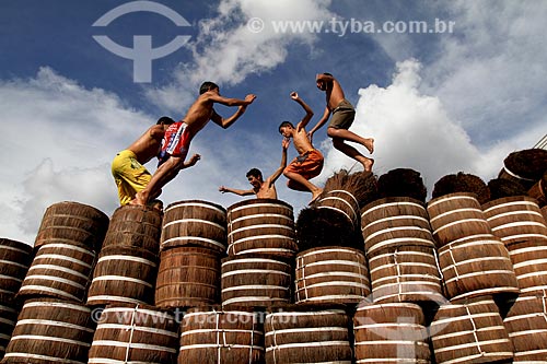  Jovens brincando em meio ao carregamento de Piaçava (Attalea funifera) no porto da cidade de Barcelos  - Barcelos - Amazonas (AM) - Brasil