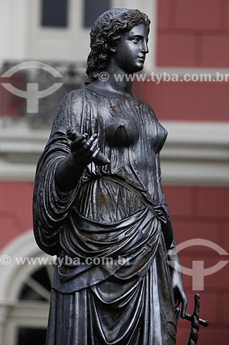  Detalhe de escultura próximo ao Teatro Amazonas  - Manaus - Amazonas (AM) - Brasil