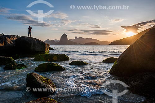  Homem observando o pôr do sol na Praia do Forte Barão do Rio Branco - também conhecida como Praia de Fora - com o Pão de Açúcar ao fundo  - Niterói - Rio de Janeiro (RJ) - Brasil