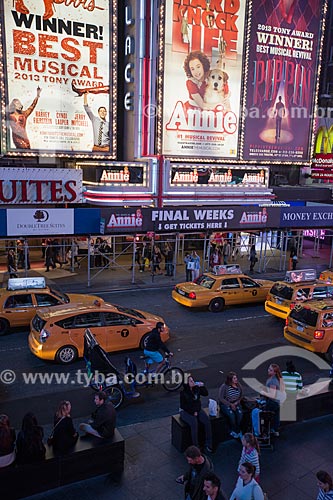  Turistas próximos aos teatros da Broadway  - Cidade de Nova Iorque - Nova Iorque - Estados Unidos