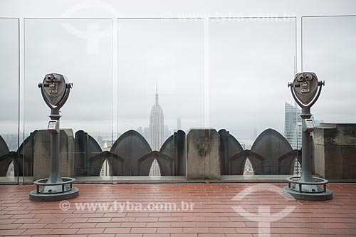  Terraço de edifício no Rockefeller Center Empire State Building ao fundo  - Cidade de Nova Iorque - Nova Iorque - Estados Unidos
