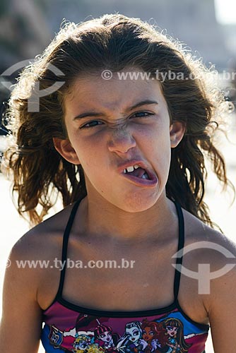  Detalhe de rosto de menina fazendo careta  - Tibau do Sul - Brasil