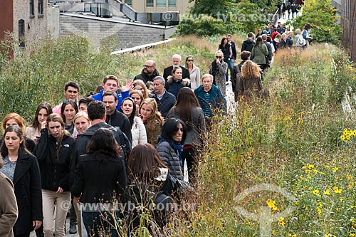  Turistas no High Line - jardim suspenso construído na antiga linha de trem  - Cidade de Nova Iorque - Nova Iorque - Estados Unidos