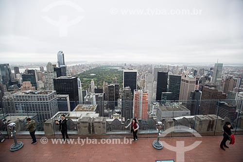  Turistas no terraço do top of the rock - mirante do Rockefeller Center - com o Central Park ao fundo  - Cidade de Nova Iorque - Nova Iorque - Estados Unidos