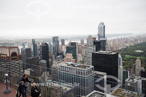  Turistas no terraço do top of the rock - mirante do Rockefeller Center - com o Central Park ao fundo  - Cidade de Nova Iorque - Nova Iorque - Estados Unidos