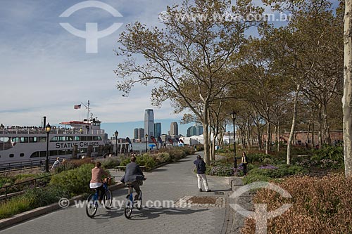  Orla do Rio Hudson no Battery Park com o Statue Cruises - barcos que fazem a travessia para a Estátua da Liberdade - à esquerda  - Cidade de Nova Iorque - Nova Iorque - Estados Unidos
