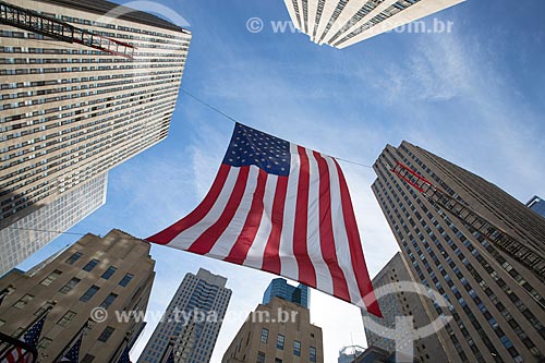  Bandeira dos Estados Unidos da América no Rockefeller Plaza  - Cidade de Nova Iorque - Nova Iorque - Estados Unidos