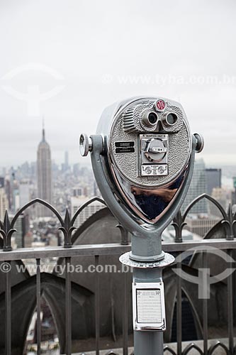  Detalhe de binóculos no terraço do top of the rock - mirante do Rockefeller Center - com o Empire State Building ao fundo  - Cidade de Nova Iorque - Nova Iorque - Estados Unidos