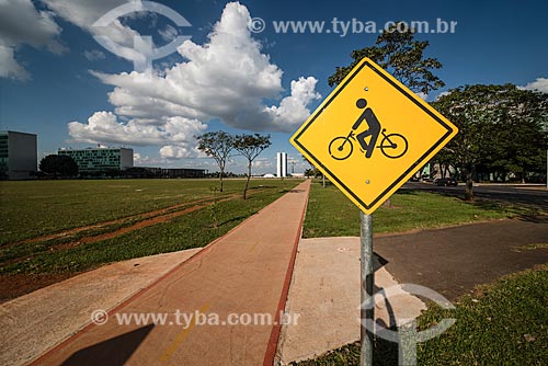  Placa indicando ciclovia com o Congresso Nacional ao fundo  - Brasília - Distrito Federal (DF) - Brasil