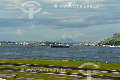  Pista do Aeroporto Santos Dumont com navio cargueiro e Ponte Rio-Niterói ao fundo  - Rio de Janeiro - Rio de Janeiro (RJ) - Brasil