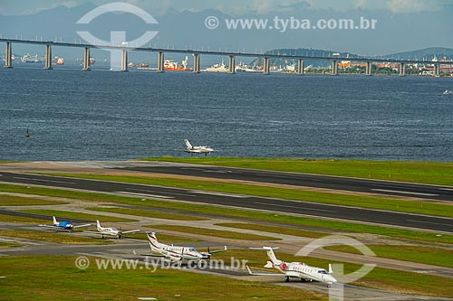  Pista do Aeroporto Santos Dumont com a Ponte Rio-Niterói ao fundo  - Rio de Janeiro - Rio de Janeiro (RJ) - Brasil