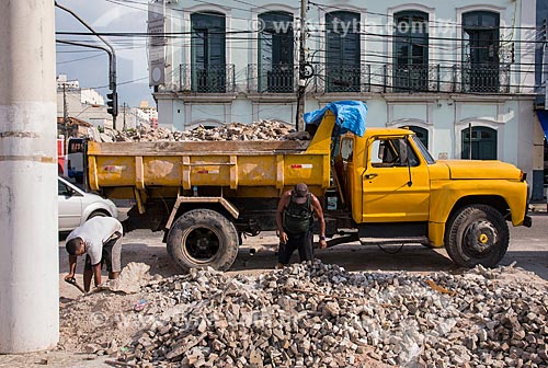  Trabalhadores retirando entulho da calçada no centro histórico da cidade  - Belém - Pará (PA) - Brasil