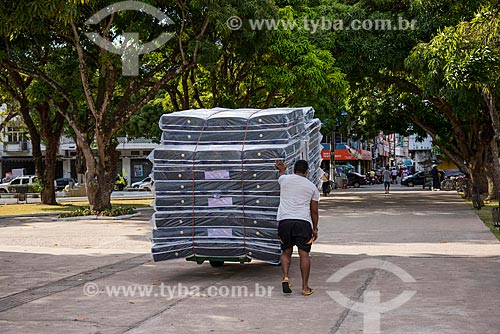 Trabalhador transportando colchões em carrinho de mão  - Belém - Pará (PA) - Brasil