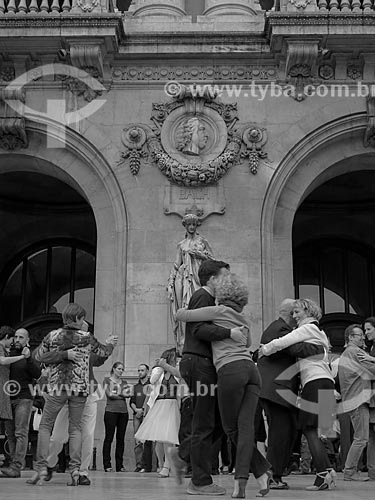  Pessoas dançando tango em frente ao Palais Garnier (Ópera Garnier)  - Paris - Paris - França
