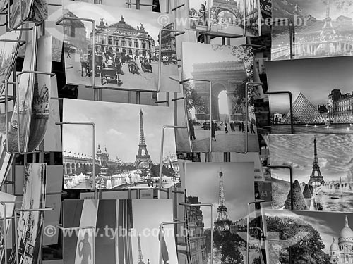  Detalhe de cartões postais em banca de jornal  - Paris - Paris - França