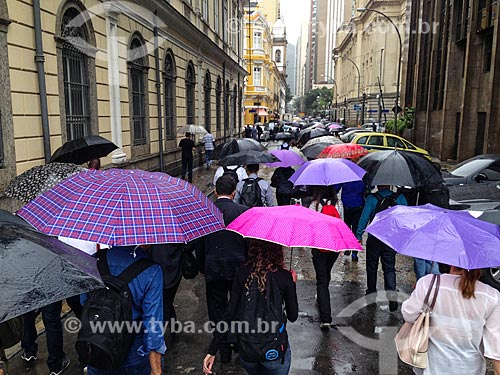  Pedestres caminhando sob chuva  - Rio de Janeiro - Rio de Janeiro (RJ) - Brasil