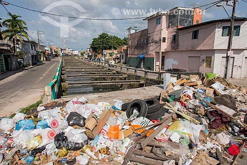  Lixo e entulho às margens da Passagem Antônio Leal  - Belém - Pará (PA) - Brasil