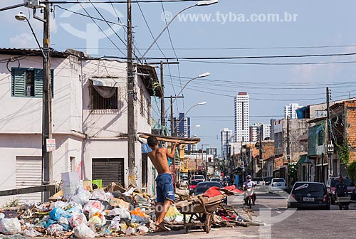  Menino jogando lixo e entulho em rua do bairro Sacramenta  - Belém - Pará (PA) - Brasil