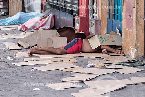 Morador de rua dormindo em frente ao Mercado Ver-o-peso  - Belém - Pará (PA) - Brasil