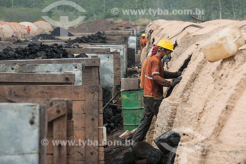  Trabalhador produzindo carvão para siderurgia com sobras de madeira de manejo florestal  - Paragominas - Pará (PA) - Brasil