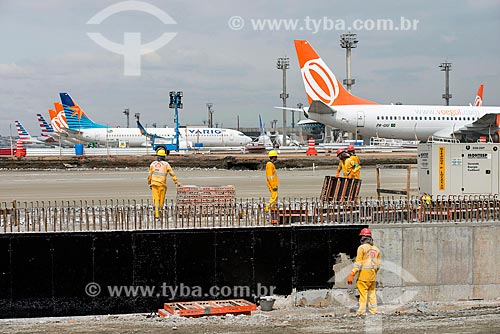  Obras de ampliação do Aeroporto Internacional de São Paulo-Guarulhos Governador André Franco Montoro com aviões ao fundo  - Guarulhos - São Paulo (SP) - Brasil
