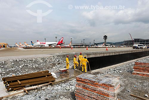 Obras de ampliação do Aeroporto Internacional de São Paulo-Guarulhos Governador André Franco Montoro com aviões ao fundo  - Guarulhos - São Paulo (SP) - Brasil
