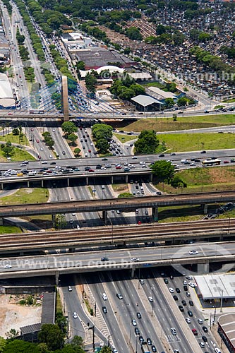  Foto aérea da Avenida Alcântara Machado sobre a Avenida Salim Farah Maluf e o Viaduto Pires do Rio com o Cemitério Quarta Parada ao fundo  - São Paulo - São Paulo (SP) - Brasil