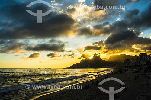  Banhistas na Praia de Ipanema com o Morro Dois Irmãos ao fundo  - Rio de Janeiro - Rio de Janeiro (RJ) - Brasil