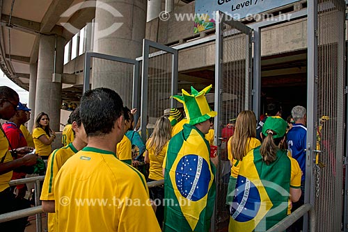  Torcedores da Brasil chegando ao jogo entre Brasil x Camarões no Estádio Nacional de Brasília Mané Garrincha  - Brasília - Distrito Federal (DF) - Brasil