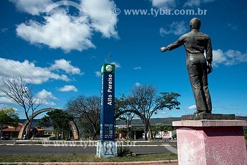  Estátua de Ary Ribeiro Valadão - ex-governador de Goiás - no pórtico da Rodovia GO-118 - entrada da cidade de Alto Paraíso de Goiás  - Alto Paraíso de Goiás - Goiás (GO) - Brasil