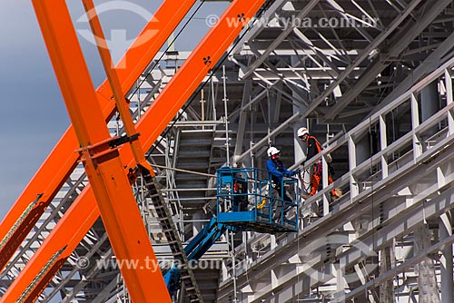  Operários em plataforma elevatória durante a obras de ampliação do Aeroporto Internacional de São Paulo-Guarulhos Governador André Franco Montoro  - Guarulhos - São Paulo (SP) - Brasil