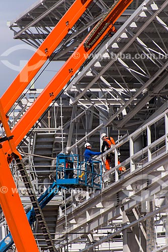 Operários em plataforma elevatória durante a obras de ampliação do Aeroporto Internacional de São Paulo-Guarulhos Governador André Franco Montoro  - Guarulhos - São Paulo (SP) - Brasil
